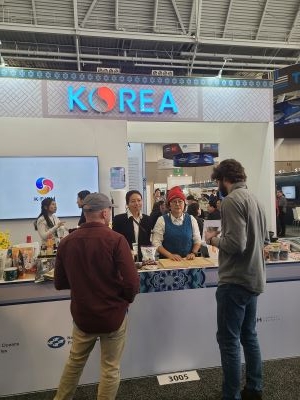 수협중앙회(회장 노동진)가 보스턴 국제 수산박람회에서 한국관을 개설하고 바이어들에게 국내 수산가공식품을 소개하고 있다. ⓒ수협중앙회
