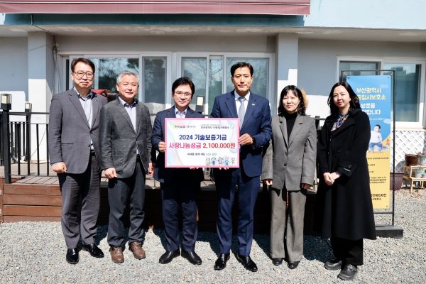 박주선 기보 전무이사(사진 오른쪽에서 세 번째)가 부산광역시 아동일시보호소에 기부금을 전달했다. ⓒ기술보증기금