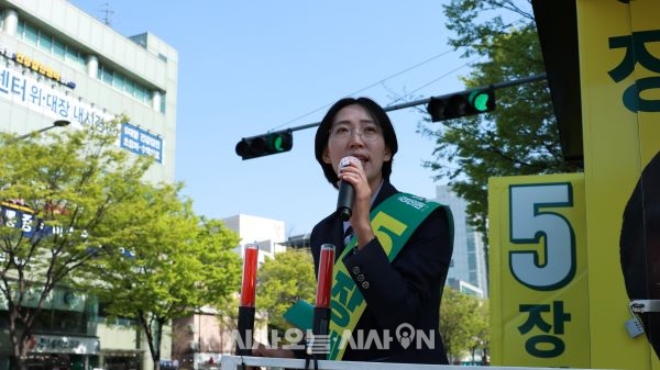 녹색정의당 서울 마포을 장혜영 후보가 9일 마포구에 위치한 망원시장에서 유세를 하고 있다. ⓒ시사오늘 이윤혁 기자