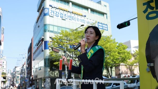 녹색정의당 서울 마포을 장혜영 후보가 9일 마포구에 위치한 망원시장에서 유세를 하고 있다. ⓒ시사오늘 이윤혁 기자