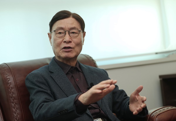 김중권 전 대표(새천년민주당)는 지난 1월 24일 마포구 그의 사무실에서 본지와 인터뷰하고 있다.ⓒ시사오늘 권희정 기자