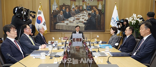 이창용 한국은행 총재가 12일 서울 중구 한국은행에서 열린 금융통화위원회 통화정책방향 결정회의에 참석하고 있다.
