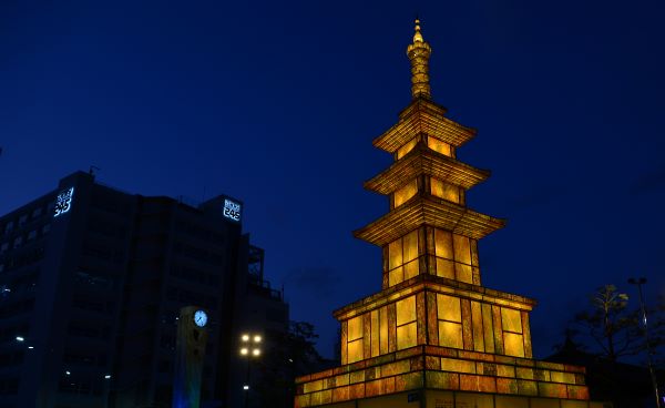 광주불교연합회가 불기 2564년 부처님 오신날 개최된 봉축탑 점등 행사를 개최한 가운데  민주광장에 설치된 봉축탑이 야경에 빛나고 있다.ⓒ뉴시스
